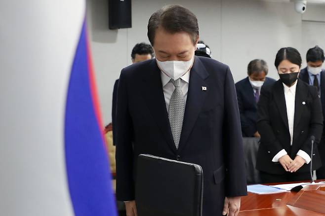 윤석열 대통령이 7일 오전 서울 용산 대통령실 청사에서 재난안전관리체계 점검 및 제도 개선책 논의를 위해 열린 국가안전시스템점검회의에서 이태원 참사 희생자들을 추모하는 묵념을 하고 있다. 연합뉴스