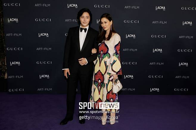 Actor Jang Dong-gun Ko So-young and his wife attended an event in Los Angeles and showed off their unwavering affection.Jang Dong-gun, Ko So-young attended the 11th annual LACMA art film Gala Rizzatto Event at the LACMA in Los Angeles County Museum of Art, California, on Monday.On this day, Jang Dong-gun Ko So-young and his wife stood in a photo wall with their arms folded in a tuxedo and colorful dress, and were baptized with a hot flash.In August, Ko So-youngs jewelery brand launching event was attended by two people for a long time, but it was rarely caught together in overseas events.Last year, Lee Jung-jae Im Se-ryung couples attended the event and focused their attention.Lee Jung-jae and Im Se-ryung, vice chairman of the target group, have been firmly in love for eight years, acknowledging the fact that they have been dating since January 2015.In September, Lee Jung-jae appeared at the 74th Prime Ministers Award ceremony, which was the first Korean actor to win the Best Actor Award.The LACMA Art Film Gala Rizzatto is an annual event to raise money for an operating fund to expand the film program.It was co-chaired in 2011 by Eva Chow, director of the Los Angeles County Museum of Art, who is considered a prominent cultural figure in Los Angeles, and Hollywood actor Leonardo DiCaprio; it has been consistently sponsored by Italian brand Gucci.Every year, a person who contributed to cultural development was selected and awarded. This year, Park Chan-wook, the director of break-up, was selected as the winner and collected more eye-catching.Hollywood stars attended the art film Gala Rizzatto, and in addition to the Jang Dong-gun Ko So-young couple, Park Chan-wook, the winner, and Park Hae-il, the main character of Break Up, as well as Korean stars such as Lee Byung-hun, Jo In-sung, Black Pink Rose and Park Si-yeon also attended the event.Ko So-young, Jang Dong-gun is married in 2010 and has one male and one female.Jang Dong-gun resumed broadcasting earlier this year with TV Chosuns Jang Dong-guns Back to the Books Season 2 and is preparing to return to the screen with director Huh Jin-hos film The Dinner (working title).Ko So-young recently launched a jewelery brand and expanded into a business.I would like to express my sincere condolences to those who died in the Itaewon disaster.