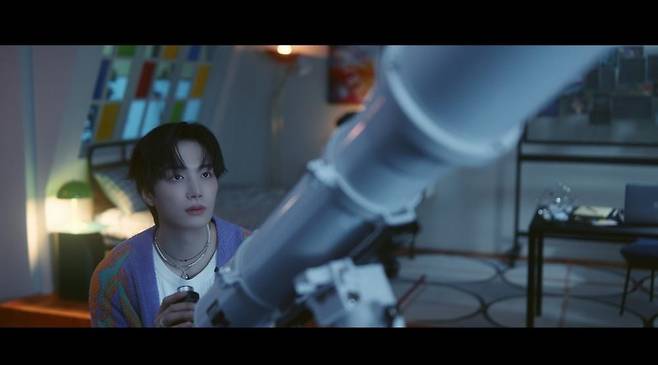 Kim Jonghyun from NUEST released music video Teaser ahead of comeback.Kim Jonghyeon showed the title song  ⁇ Lights  ⁇  Music Video Teaser video of his first mini album  ⁇ MERIDIEM (Meridium)  ⁇  on the official SNS on the afternoon of the 6th.Kim Jonghyeons unique bright energy is felt in the video, and the sound of various musical instruments leads to a hip atmosphere, capturing eyes and ears at once.Warm light production and soft camera moving are combined with Kim Jonghyeons clear smile to convey pleasant energy.Kim Jonghyeon, who foresaw the bright atmosphere of the new song  ⁇ Lights ⁇  in various ways, such as immersing himself in music work with a headset or enjoying the light filled with space, and observing numerous starlight in the night sky through astronomical telescopes, is depicted at the end of the video, causing curiosity about the main piece.Kim Jonghyeon, who grew up as an artist, can be seen in the music video as he announced his participation in the track list.The title song  ⁇  Lights  ⁇   ⁇  is a hip-hop dance genre featuring Kim Jonghyeon meeting the light and swimming the universe toward the moon.Kim Jonghyeon participated in the lyrics and painted faith and excitement for the fans instead of worrying and fearing for a new beginning.Artist Kim Jonghyun, who pursues newness like free light, and a lot of fans who illuminate Kim Jonghyun,  ⁇ Lights ⁇ , which means everyone, will be a big meaning for fans who have long waited for Kim Jonghyuns solo debut.Kim Jonghyuns first mini-album  ⁇  MERIDIEM  ⁇  will be released on various online music sites at 6 pm on the 8th, and will meet fans first at 5 pm countdown live on the same day.