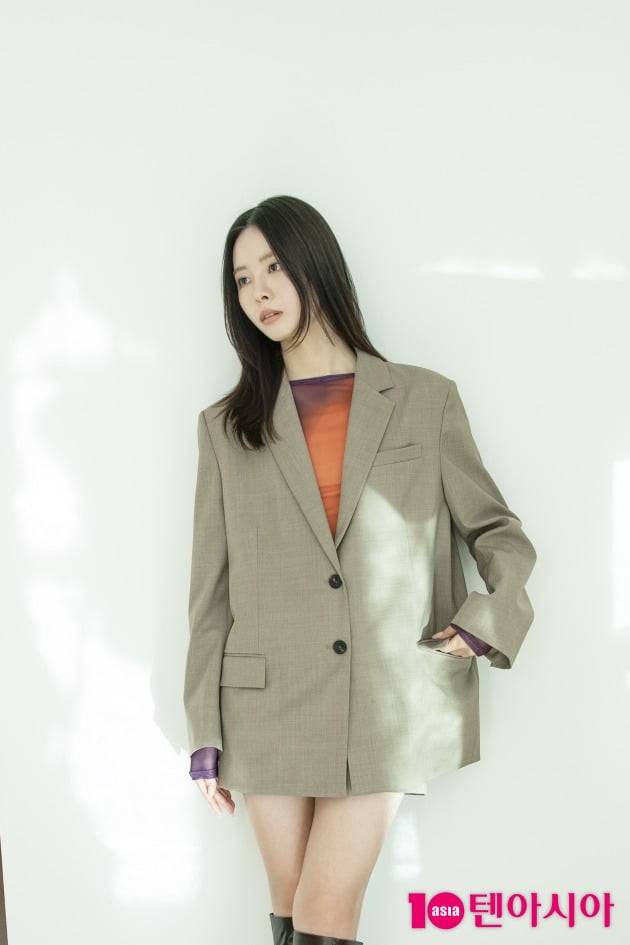 가수 림킴(김예림)이 서울 광화문 커피바오하에서 진행된 텐아시아와의 인터뷰에서 포즈를 취하고 있다/ 이승현 기자 lsh87@