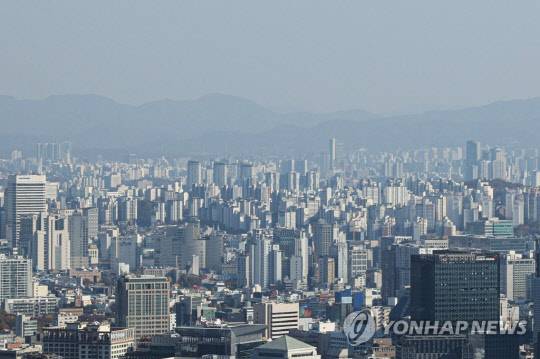 6일 서울 인왕산에서 바라본 시내 아파트 모습. 연합뉴스