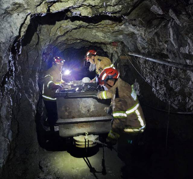 경북 봉화 아연광산 매몰 사고 10일째인 4일 오후 광산구조대와 소방구조대가 고립된 광부 2명을 구조하기 위해 갱도 내부에 쌓인 암석을 제거하고 있다. 경북소방본부 제공