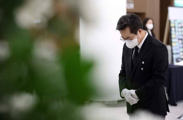 조문하는 김동연 경기도지사. 김동연 경기도지사 페이스북 캡처