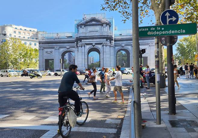 지난해 유네스코 세계유산으로 지정된 빛의 풍경지역 북쪽 입구인 알칼라의 문은 현재 공사중이다.