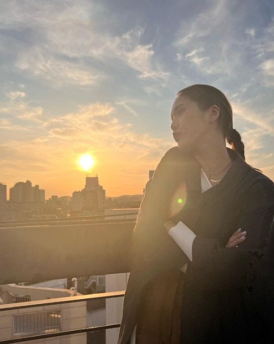 Mimi posted several photos on her instagram with a short comment The sunset on the 8th.In the public photos, Mimi, a fashion that matches brown wide pants and long coats, enjoys the sunset. It attracted netizens attention with a unique atmosphere that matches the autumn sky.On the other hand, Mimi appeared in the TVN entertainment program  ⁇   ⁇   ⁇   ⁇   ⁇   ⁇   ⁇   ⁇   ⁇   ⁇   ⁇ .............................................................................................................................................
