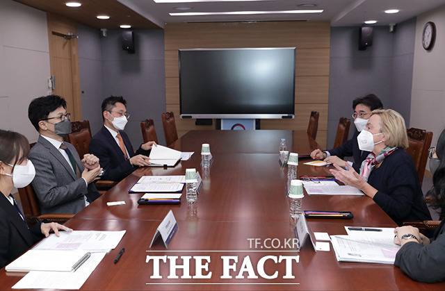 이날 한 장관은 유엔국제상거래법위원회 아태지역사무소 출범 10주년을 축하했다. 아나 쥬뱅-브레 유엔국제상거래법위원회 사무국장과 이재성 사무국 법률담당관, 아태지역사무소장이 함께했다. /법무부 제공