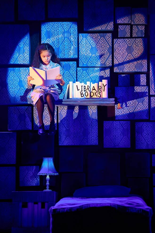 마틸다에게 책과 이야기는 자신 안의 힘을 찾고 상상력을 마음껏 펼치는 세계다. 신시컴퍼니 제공