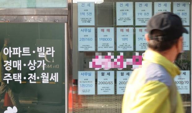 매물 안내문이 붙은 서울 시내 부동산중개업소 모습. 사진=연합뉴스
