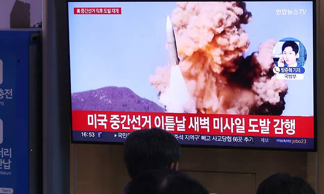 지난 9일 서울역 대합실에서 시민들이 관련 뉴스를 보고 있다. 북한은 한미 연합공중훈련 '비질런트 스톰'(Vigilant Storm) 중이던 지난 2∼5일 미사일 약 35발을 발사한 뒤 나흘 만에 다시 탄도미사일 도발에 나섰다. 연합뉴스