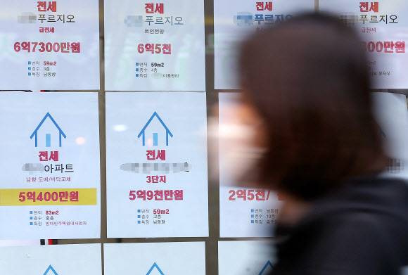 서울 아파트 ‘중위 전셋값 6억원’ 무너져 - 최근 지속적인 금리 인상 충격으로 서울 아파트 중위 전셋값이 지난해 2월(5억 9739만원) 이후 1년 8개월 만에 처음으로 6억원 밑으로 떨어졌다. 이달 한국은행이 빅스텝을 단행하는 등 금리 인상폭이 가팔라지면서 신규 전셋값은 약세가 지속되고 있다. 사진은 25일 서울의 한 부동산 중개업소에 전세 매물 정보가 붙어 있는 모습.연합뉴스