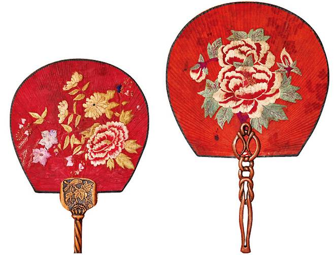 목단미선(牧丹尾扇). 약 100년 전 제작. 부챗살이 가늘고 수가 놓인 부채는 주로 신분이 높은 여인이 사용했다. 목단은 부귀영화의 상징으로 부채 장식에 많이 사용됐다.