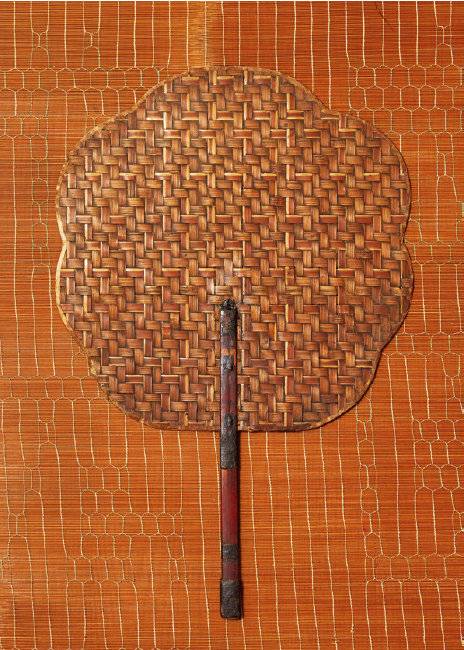 죽석부채. 조선시대. 대나무를 엮어 만들었다. 튼튼해 바닥에 깔고 앉는 등 여러 용도로 사용했다.