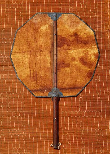 다각선. 조선시대 후기. 중심대를 강하게 만들고 부챗살을 수직으로 넣어 견고함을 더했다.