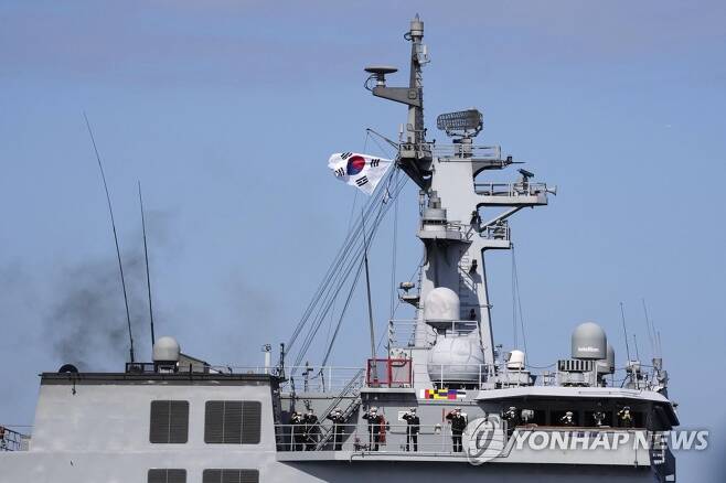 일본 국제관함식에서 거수경례하는 한국 해군 (도쿄 교도=연합뉴스) 일본 해상자위대 주최로 지난 6일 가나가와현 사가미만에서 열린 국제관함식에서 한국 해군 장병들이 거수경례하고 있다. 한국 해군은 이번 관함식에 최신예 군수지원함 '소양함'(1만1천t급)을 보냈다. 2022.11.6 sungjinpark@yna.co.kr