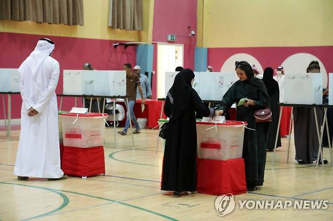 바레인 하원 선거 실시 (마나마 AFP=연합뉴스) 12일(현지시간) 바레인 마나마에서 하원 선거가 진행되고 있다. 2022.11.12 photo@yna.co.kr