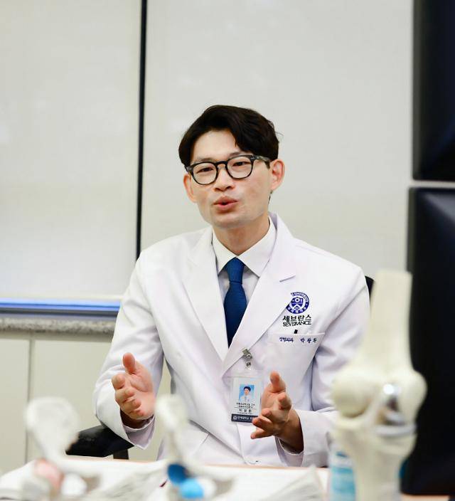 박광환 세브란스병원 정형외과 교수는 "딱딱한 구두를 신고 오랜 시간 서 있거나 돌아다니는 경우가 잦아지면 체중이 집중된 발뒤꿈치에 무리가 가 족저근막염으로 인한 통증이 생길 수 있다"고 했다. 세브란스병원 제공