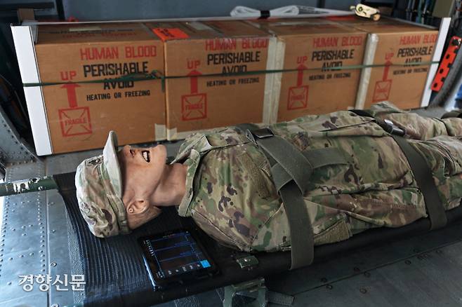 자율비행을 하는 블랙호크 헬기 동체 안에 모의 환자(마네킹)가 눕혀져 있고, 혈액을 담은 상자도 실려 있더. 록히드 마틴 제공