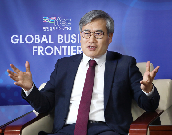 Kim Jin-yong, Incheon Free Economic Zone commissioner, in an interview with the Korea JoongAng Daily at the IFEZ headquarters in Songdo, Incheon on Nov.7. [PARK SANG-MOON]