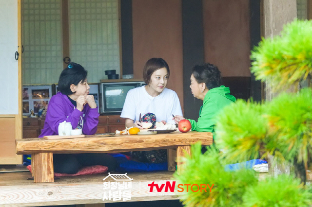 Actor Kim Soo-mi talked about the difference between junior Seo Hyo-rim and Daughter-in-law Seo Hyo-rim.TVN STORY Chairmans People Episode 5, which is broadcasted at 8:20 pm today (14th, Monday), attracts attention with the appearance of Kim Yong-guns son as a new guest. It is attracting attention.On average, 40-year-olds are expected to hit the first row of the room once again, which is possible only among the steamers.Lee Kye-in is the most delighted guest of Kim Yong-guns guest after Hwang Bo Ra.Kim Yong-gun Kim Soo-mi and Park Jung-soo take a look at Hwang Bo Ra and Daughter-in-law test to give tension and laughter.Aka Daughter-in-law balance game on the spot.In the question Make a short call with my mother-in-law and Moy Yat, Sometimes I call, but I talk for 2-3 hours long question, Hwang Bo Ra chooses the former saying that it is better to call Moy Yat shortly.Kim Soo-mi draws a line that her mother-in-law and Daughter-in-law can not stay like a mother and daughter, and Daughter-in-law Seo Hyo-rim does not talk or meet after marrying her son.Before marriage, I often met and became friendly, but when I became a mother-in-law, I became aware of the fact that I was careful and got the storm sympathy of Park Jung-soo and Hwang Bo Ra.Everyone prepares dinner together, eats a variety of flowers while eating, and divides the team to play the game of washing dishes.Hwang Bo Ra embarrasses everyone with an unidentified gesture during the Say it with your body game, where you have to look at the gestures of your opponent without speaking.Kim Soo-mi can not stand it, and Kim Yong-gun, a warm father-in-law, jokes that I have to study Acting again and I am ashamed and makes the scene into a laughing sea.Kim Yong-gun, Kim Soo-mi, and Park Jung-soo, who have been racing in the battle until the cry in silence following Talking with the body, are furious at the scene with a stormy performance.Chairmans people is an entertainer who enjoys the life of the first generation Korean actors Kim Yong-gun, Kim Soo-mi and Lee Kye-in.The 5th episode will be broadcasted on TVN STORY at 8:20 pm on November 14th (Monday) today.