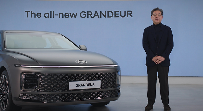 현대자동차 장재훈사장이 신형 디올뉴그랜저를 발표하고 있다.