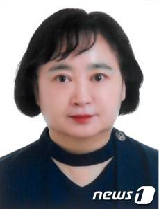 (청주=뉴스1) 이성기 기자 = 충북 진천군은 행정안전부와 SBS가 공동으로 주관한 26회 민원봉사대상에서 이청희 민원팀장(여·54)이 대상을 수상했다.(진천군 제공)/ 뉴스1