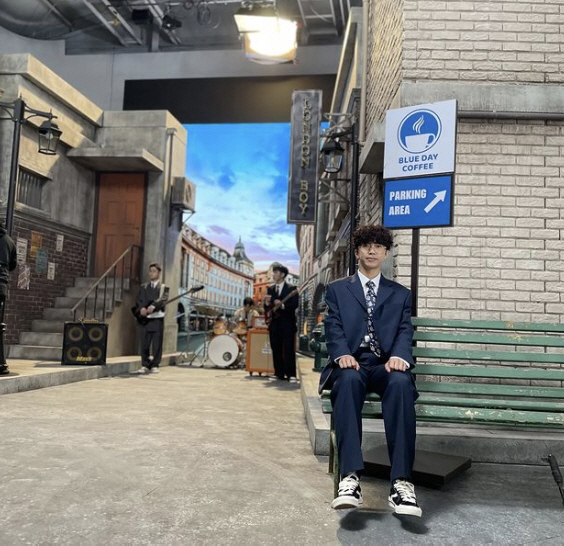 Singer Lim Young-woong has become a London boy.On the 15th, Lim Young-woong said, London Boy & Polaroid at 6 pm in a while.Lim Young-woong gave Point a clean navy suit, a colorful tie, and casual sneakers.Lim Young-woongs warm visuals, full of freedom and hipness, are impressive.Meanwhile, Lim Young-woongs Double Jeopardy single Polaroid will be released on various music sites at 6 p.m.The Double Jeopardy single contains a total of two songs, Dongmyeongs title Polaroid and Lim Young-woongs first self-composed song London Boy, giving fans the pleasure of choosing and listening.