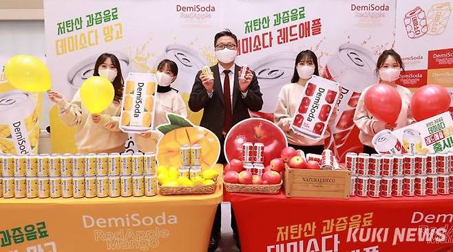 동아오츠카가 저탄산 과즙음료 데미소다의 새로운 맛 ‘레드애플’과 ‘망고’를 출시하고 15일 동아쏘시오 서울 동대문구 신관에서 발매식을 열었다.