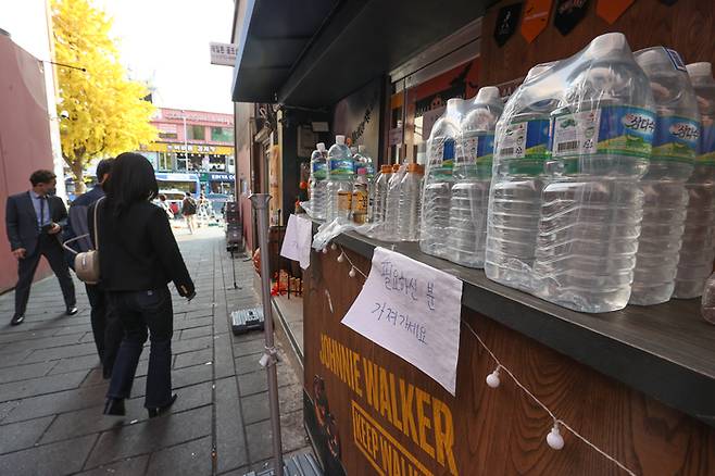 11일 오후 서울 용산구 이태원 10.29 참사 현장 가게에 물통들이 놓여있다. [사진출처=연합뉴스]