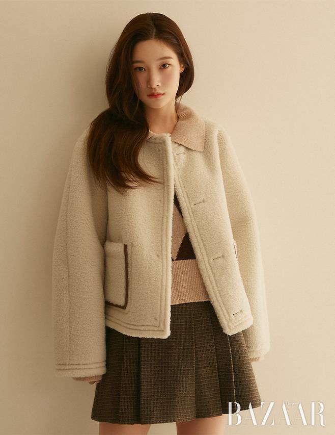 Actor Jung Chae-yeon from DIA showed off his innocent mood.On the 15th, fashion magazine Harpers Bazaar unveiled a picture with Jung Chae-yeon, who is loved as an actor. The lovely and catchy 26-year-old Jung Chae-yeon in the picture is still intact.This was done in collaboration with Onnon.Based on a classic design, Onnons winter collection of modern, youth and street moods is full of lovely designs ranging from warm pastel colored knits, modern and elegant short coats and field style long goose padding.Onnons short padding line is light and warm, as well as satisfying the style. Simple padding hood adds rich fox fur detail, and pastel color short padding has cute gloves.Jung Chae-yeons pictures and videos, which show various images such as a new college student, a wonderful career woman, and a lovely girlfriend dating, can be found in the December issue of Harpers Bazaar, digital channel and on-on homepage.