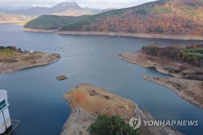 단비에도 바닥 드러나는 광주 식수원 동복호 (화순=연합뉴스) 차지욱 기자 = 13일 오후 전남 화순 동복호의 바닥 흙이 드러나있다. 가뭄이 장기화하면서 광주는 1993년 이후 30년 만의 제한급수까지 우려되고 있다. 2022.11.13 uk@yna.co.kr
