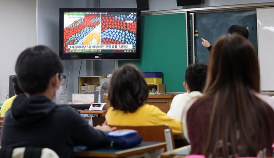 1일 오전 서울 용산구에 위치한 한 초등학교에서 학생들이 가슴에 검은색 리본을 달고 압사사고 관련 안전교육을 받고 있다. 위 사진은 기사 내용과 무관. 뉴시스