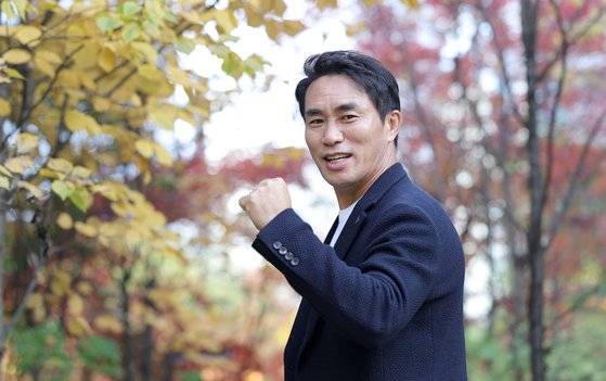 후배들의 16강 진출을 기원하며 화이팅 하는 김태영. 강정현 기자