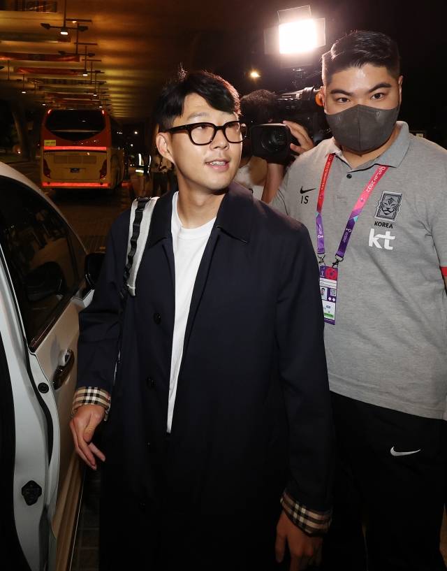 2022 카타르 월드컵에 출전하는 손흥민이 16일 오전(현지시간) 카타르 도하 하마드 국제공항으로 입국하고 있다. 연합뉴스