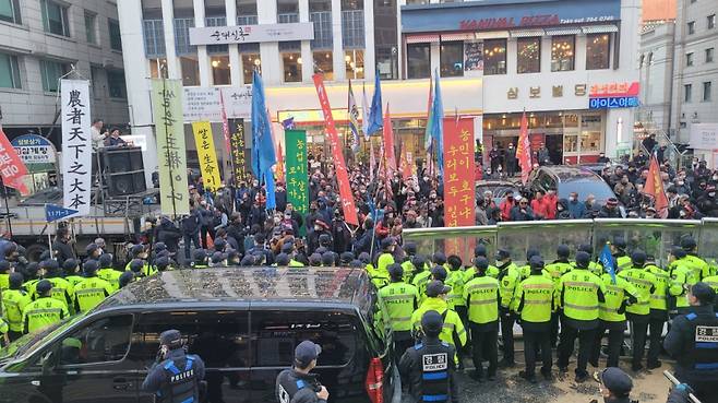 16일 오후 4시50분쯤 서울 여의도 국민의힘 중앙당사 앞. 전국농민회총연맹 등 8개 농민 단체가 당사 앞에서 집회를 벌이고 있는 모습./사진=김도균 기자