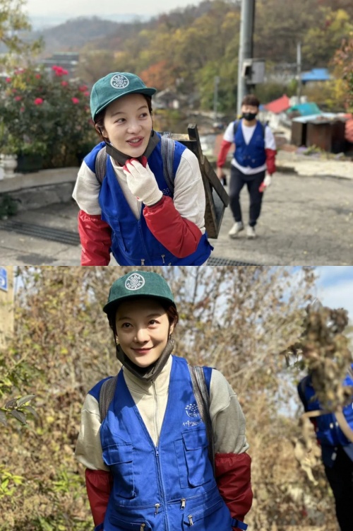 The new bride, Hwang Bo Ra, showed good deeds to support 10,000 briquettes for the energy-impoverished after marriage and to deliver them directly.As a result of the coverage on the afternoon of the 16th, Actor Hwang Bo Ra recently donated 10,000 briquettes for the elderly of the energy-impoverished class, and on that day, he practiced good deeds by attending the briquetting service for direct delivery.The amount of 10,000 briquettes is said to reach about 10 million won.Hwang Bo Ras Briquette Donation and Delivery Service is not the first time. It has been confirmed that it has been actively participating in Briquette Donation and Delivery since 2018 for four years.Hwang Bo Ra has not been well known for the time being, when the cold winter comes, he quietly leads the briquetting service with his acquaintances.In particular, Hwang Bo Ra, who became the Bride of November, practiced the bribery Donation after the wedding with Yeong-Hoon Kim, and participated in good work while serving Delivery instead of Honeymoon.According to officials, the two are scheduled to visit Honeymoon sometime next year.On this day, Seoul Briquette World Bank said through SNS, Actor Hwang Bo Ra has sponsored 10,000 briquettes so that seniors can spend a warm winter this winter. As a wedding anniversary, 10,000 briquettes were donated to seniors who use briquettes for energy- I had a happy time attending a warm briquetting service.I would like to thank Actor Hwang Bo Ra for always thinking about the elderly people who use briquettes for energy-vulnerable classes and giving them good influence. On the other hand, Hwang Bo Ra was married on the 6th after 10 years of devotion with the middle-aged actor Kim Yong-guns second son and Ha Jung-woos brother, Yeong-Hoon Kim.Recently, his father-in-law Kim Yong-gun appeared as a guest in the TVN STORY performing arts Chairmans People and played the role of the youngest daughter-in-law.DB, Seoul briquette World Bank SNS