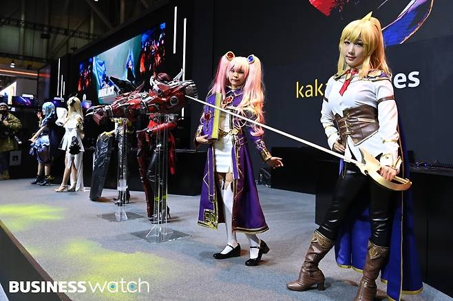 17일 부산 해운대구 우동 벡스코에서 열린 국제게임전시회 '지스타 2022' 카카오게임즈 부스에서 코스프레를 한 모델들이 포즈를 취하고 있다./부산=이명근 기자 qwe123@