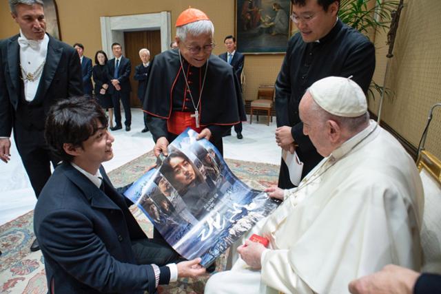 Park Heung-sik, director of the film Birth, Yoon Shi-yoon, Yoon Kyung-ho, Lee Moon-sik, Shin Jung-geun, Kim Kwang-kyu and Kim Kang-woo met Francis: Pray for Me Pope at Pope Chung Paul VI Hall.On the 16th (local time), the Pope Chung premiere of Birth was held. Birth is an epic adventure that depicts the great journey of pioneer youth Andrew Kim Taegon who paved the way for the modern era of Joseon.It is impressive that the great artists of Korea have made a film about Father Andrew Kim Taegon, Pope said after hearing the intention of the film from Cardinal, who arranged the individual audience. I am honored by your visit.Pope added, I think it is a blessing for you to study and study the life of a beautiful Christian, a beautiful human being.Francis: Pray for Me Pope showed a special affection for Korea and said, The Koreans are a nation that knows how to smile, and that smile is not a smile with a lot of makeup, but a smile born in many difficulties.Even in the pain of a tragic war, the diligent Koreans did not leave their jobs, they always laughed and did it, he said. I thank you for your smile.Finally, he said, I still have a lot of young people in Korea who lost their lives unfortunately at the Halloween festival, he said. I will pray for the victims.Pope made eye contact with each of the attendees, shook hands, and delivered a message of blessing. When an official of the movie Birth told his wish for the box office, Pope received a big applause saying, I will pray for ten million viewers.In the movie, Father Andrew Kim Taegon laughs at the end as he is martyred, said Park Heung-sik after seeing Pope. I was surprised to hear Pope say that Koreans are a people who know how to smile even in pain.Father Andrew Kim Taegon, the first Korean ordained priest, was martyred at the young age of 26.Rather than focusing on religion, the film focuses on the life of youth Andrew Kim Taegon, a pioneer of the era that opened the modern era of Joseon.Director Park Heung-sik said, The reason why we made Father Andrew Kim Taegon a movie that can give comfort and courage to young people is because our age needs Father Andrew Kim Taegon.Yoon Shi-yoon of the main character Andrew Kim Taegon said, I hope that youth Andrew Kim Taegon of the far away land has crossed the sea and arrived at The Vatican through my agent through that long voyage. Through this movie, I would like to see only Andrew Kim Taegon, not me.Thats what I told Pope.Popes premiere is also special, but Catholic officials say the New Synod Hall is more unusual.The New Synod Hall is the venue for the most important meetings of the Pope, including the Cardinal meeting, and the fact that it allowed the venue itself showed Popes special consideration.Pope said that he usually spends two hours each time for about an hour ahead of the demand general meeting every Wednesday morning, but he spent all of this time on filmmakers from Korea.On the afternoon of the same day, the first premiere of the movie Birth was held at the New Synod Hall of Pope Cheong, attended by high priests of Pope.Cardinal and Pope officials, Chu Kyu-ho, Ambassador of Italy and diplomatic corps, had a special time watching Birth together.Meanwhile, Birth, a pioneering aspect of youth Andrew Kim Taegon, an adventurer and global leader who crossed the sea and land, and the process of growing into St. Andrew Kim Taegon Andrea, will be released on the 30th.