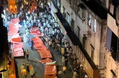 중국 광둥성 광저우 하이주구의 봉쇄 지역에서 주민들이 거리로 몰려나와 시위를 벌이고 있다. 트위터 캡처