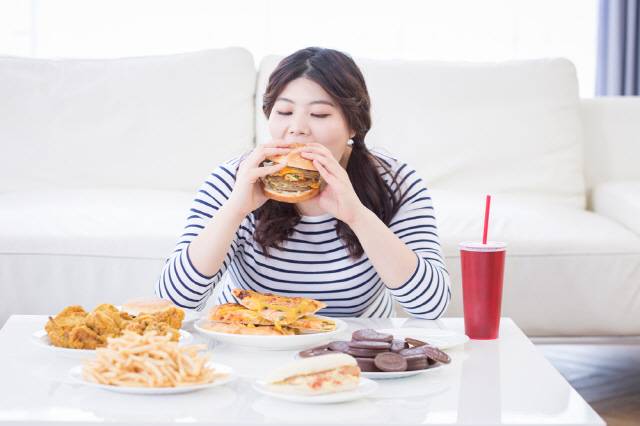 치팅데이는 다이어트 중 신체대사를 높여주지만, 과하게 먹으면 오히려 역효과가 날 수 있다./사진=클립아트코리아