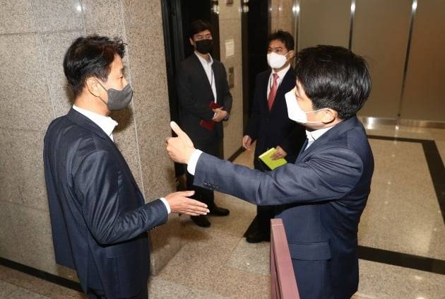 이기정 대통령실 홍보기획비서관(왼쪽)과 MBC 기자가 18일 윤석열 대통령 출근길 회견(도어스테핑) 이후 언쟁을 벌이고 있다. 대통령실사진기자단