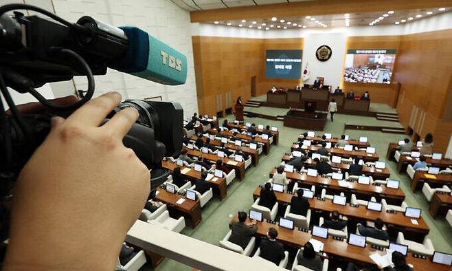 지난 15일 서울시 본회의 정례회에서 'TBS 설립 및 운영에 관한 조례 폐지 조례안'이 통과된 가운데 16일 오전 서울 종로구 서울시의회 본회의장에서 TBS 취재진이 취재하고 있다. 뉴시스