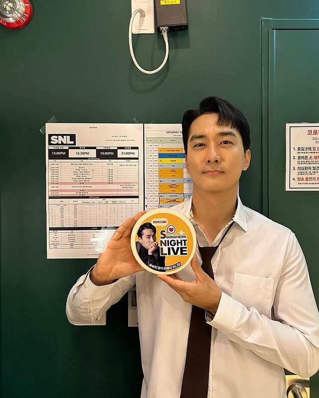 Actor Song Seung-heon stepped in as a public relations fairy.On the 18th, Song Seung-heon posted a picture on his personal instagram with an article entitled Lets meet at 8 oclock on Saturday, November 19th!In the photo, there is a picture of Song Seung-heon, who left a certificate shot with a lunch box presented by the official fan club Honey Rang.Born on October 5, 1976, Song Seung-heon is 47 years old in Korea.However, Song Seung-heon in the photo is showing off the visuals that can be trusted even in the late thirties, not only in the skin but also in the back of the shirt.Behind Song Seung-heon, rehearsal starts at 1:00 pm and there is a schedule of shooting that ends at 10:00 pm.Song Seung-heon is the first host of Season 3 of Kupang Play SNL Korea.