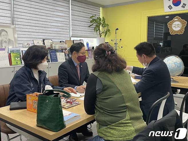 19일 오전 박수영 국회의원이 '국회의원 좀 만납시다'에서 주민들과 면담하고 있다. 2022.11.19/뉴스1 ⓒ News1 이유진 기자