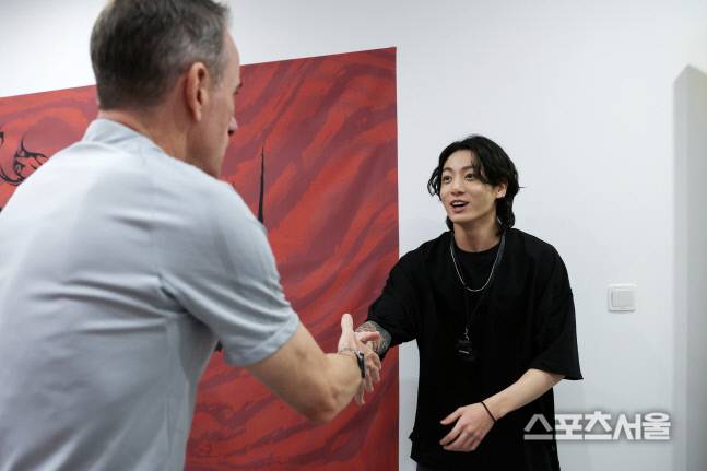 알 에글라 피치5(도하, 카타르)/ 2022 FIFA 카타르 월드컵/ 남자A대표팀/ 훈련/ BTS 정국 훈련장 방문/ 파울루 벤투 감독과 악수/ 사진 정재훈