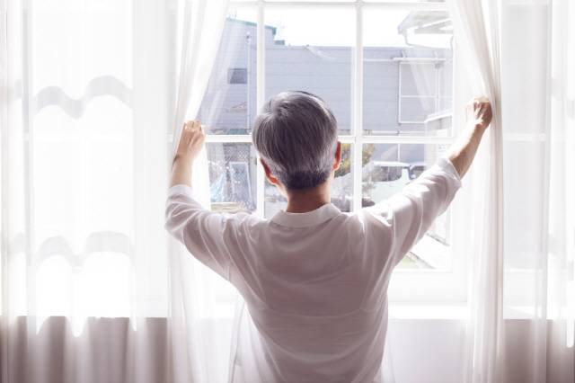 아침에 30초만 햇빛을 쬐어도 암 발병 위험을 크게 줄일 수 있다는 연구 결과가 나왔다./사진=클립아트코리아