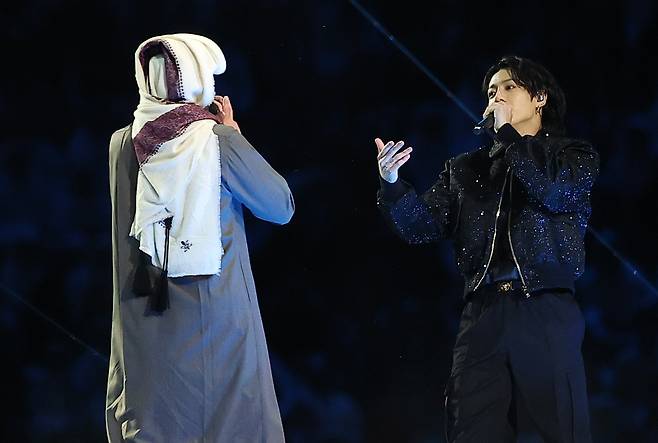 20일(현지시간) 카타르 알코르 알바이트 스타디움에서 열린 2022 카타르 월드컵 개막식 공연에서 BTS멤버 정국이 대회 OST인 '드리머스'를 부르고 있다. 연합뉴스