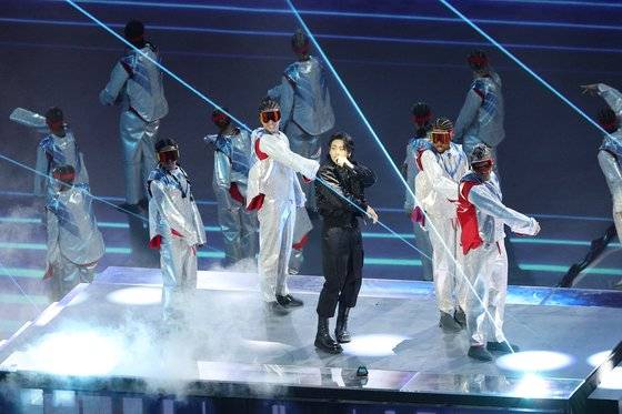 그룹 방탄소년단(BTS) 정국이 지난 20일 오후(현지시간) 카타르 알코르의 알바이트 스타디움에서 열린 2022 카타르 월드컵 개막식에서 월드컵 공식 사운드트랙 '드러머스' 무대를 선보이고 있다. 뉴스1
