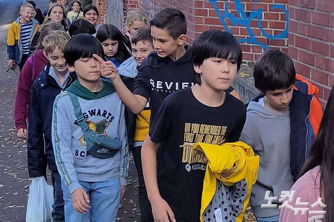 독일 함부르크의 낮 기온이 20도를 웃둘던 지난 10월 말 김나지움 랄슈테트 학생들이 반팔 등 가벼운 옷차림으로 이동하고 있다. 이인 기자