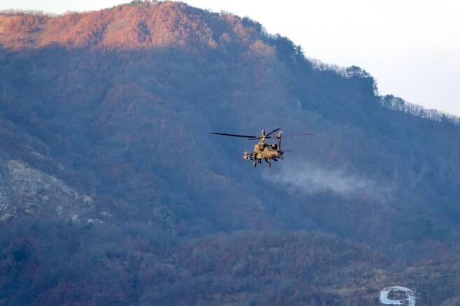 주한미군 '아파치' 공격헬기가 지난 14일 승진훈련장에서 실사격 훈련을 하고 있다. (주한 미 육군 제2전투항공여단 제공)