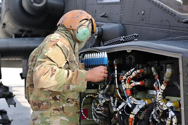 주한 미 육군 제2전투항공여단 장병이 15일 아파치 헬기 실사격 훈련에 앞서 30㎜ 기관포 탄약을 준비하고 있다.(주한 미 육군 제2전투항공여단 제공)